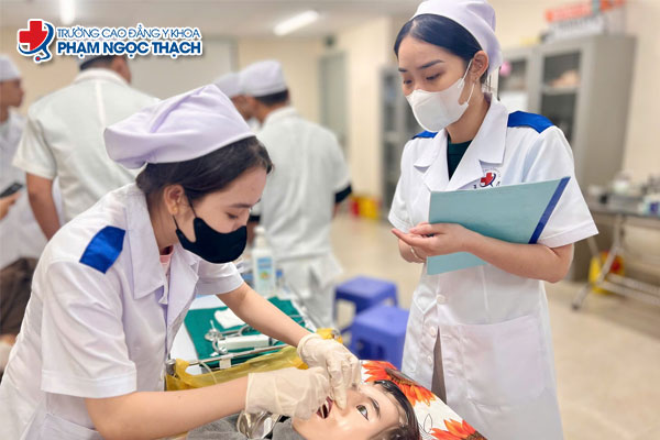 Sinh viên Điều dưỡng Trường Cao đẳng Y khoa Phạm Ngọc Thạch