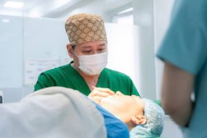 Để trở thành bác sĩ Thẩm mỹ, người học cần trải qua quá trình đào tạo y khoa và tích lũy kiến thức chuyên sâu về thẩm mỹ